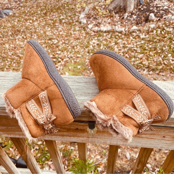 Isotoner Women's Microsuede Mallory Bootie with Bow Slippers - Picture 7 of 8